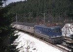 Die Vorserien-Maschine 110 004-9 vor N 6717 zwischen Steinbach/Wald und Förtschendorf. (29.03.1975) <i>Foto: Peter Schiffer</i>