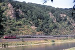 Eine klassische Fotostelle für die Ottbergener Dampfleistungen war der Blick über die Weser bei Karlshafen. Bevor Dg 53842 mit 044 599 auftaucht, fährt 220 074 mit Eilzug 3658 (Walkenried - Duisburg) am Fotografen vorbei. (14.08.1975) <i>Foto: Peter Schiffer</i>