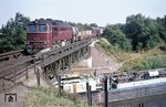 120 145-8 läuft mit ihrem Güterzug über den Elbe-Lübeck-Kanal in den Bahnhof Büchen ein, der bis 1989 gleichzeitig die innerdeutsche Grenze bildete. (12.08.1975) <i>Foto: Peter Schiffer</i>