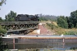 50 4082-9 überquert den Elbe-Lübeck-Kanal, um einen Güterzug im nahen Grenzbahnhof Büchen abzuholen. (12.08.1975) <i>Foto: Peter Schiffer</i>
