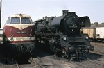 Die beiden Reichsbahnloks 118 275-7 und 50 4082-9 im DB-Grenzbahnhof Büchen. (12.08.1975) <i>Foto: Peter Schiffer</i>