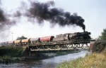 50 4082-9 mit einem Getreidezug auf der Elbe-Lübeck-Kanalbrücke kurz hinter dem Bahnhof Büchen. (12.08.1975) <i>Foto: Peter Schiffer</i>