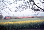 220 011 vor dem mit 3 Schlafwagen verstärkten D 597 (Hamburg - Stuttgart) bei Lauda. (28.04.1975) <i>Foto: Peter Schiffer</i>