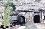 117 120-6 verlässt vor E 3735 (Heilbronn - Stuttgart) den 584 m langen Kirchheimer Tunnel.  (28.04.1975) <i>Foto: Peter Schiffer</i>