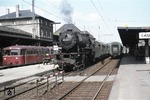 023 023 hat vor N 5873 aus Würzburg den Bahnhof Lauda erreicht. Links wartet ein 795 nach Bad Megentheim. (27.04.1975) <i>Foto: Peter Schiffer</i>