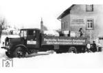 Abholung von Stückgütern an der Kraftwagenhilfsstelle Oberhof im Schwarzwald. Um der aufkeimenden Konkurrenz des Straßengüterverkehrs zu begegnen und die Kunden stärker an die Bahn zu binden, setzte die Reichsbahn schon früh auf Lastkraftwagen. Die Winteraufnahme sollte demonstrieren, dass die Reichsbahn auch abseits der Schiene unter widrigen Umständen zuverlässig unterwegs war, wie hier auf der Kraftverkehrslinie Murg - Herrischried. (1931) <i>Foto: RVM</i>