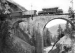 Die 1921 gelieferte Lok 405 auf einem der vier Albulaviadukte zwischen Bergün und Preda auf der Rhätischen Bahn (RhB). (1928) <i>Foto: RVM-Archiv</i>