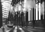 Bis zur Sprengung der Kölner Hohenzollernbrücke am 06. März 1945 wurde die Rheinbrücke parallel von Straßen- und Schienenfahrzeugen benutzt. Hier überquert Wagen 837 der Kölner Verkehrs-Betriebe (KVB) als Linie 19 zum Rheinpark die Brücke in Richtung Deutz. (1932) <i>Foto: RVM (Felten)</i>