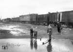 Eine eher trügerische Idylle mit spielenden Kindern am Rande eines unbekannten Bahnhofs in der RVD Dnjepropetrowsk neben einem Bauzug aus gemischten deutschen und russischen Wagen. (1943) <i>Foto: RVM (Hollnagel)</i>