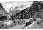 Eine BBÖ Reihe 429 (DRG-Baureihe 35) mit einem Personenzug vor der mächtigen Kulisse des Hochtors zwischen Hieflau und Admont. (1938) <i>Foto: RVM</i>