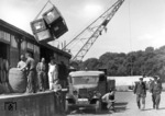Stückgutumladung am Berliner Westhafen, der mit einer Fläche von 430.000 m² der größte Berliner Binnenhafen im Stadtteil Moabit ist. (1941) <i>Foto: RVM (Ittenbach)</i>