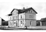 Das Empfangsgebäude von Metten an der Lokalbahnstrecke nach Deggendorf. (1962) <i>Foto: Slg. Eisenbahnstiftung</i>