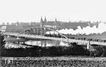 Eine pr. G 12 (Baureihe 58) passiert mit einem Güterzug die Weserbrücke zwischen Holzminden und Höxter vor der Kulisse des im Jahre 815 gegründeten Klosters Corvey. (1935) <i>Foto: RVM</i>