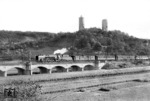 01 124 mit Fernschnellzug FD 80 (Rom - Berlin) vor der Kulisse der Rudelsburg im Saaletal bei Bad Kösen. (12.06.1935) <i>Foto: DLA Darmstadt</i>