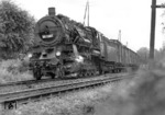 58 1267 vor einem Güterzug im Weserbergland. Nach einem Telegramm der Rbd Kassel vom 21.01.1943 war die Maschine aus Lokzug Kassel Nr.6 zur Übergabe an RVD Dnjepro noch nicht in Zdolbunow eingetroffen. (1938) <i>Foto: Slg. Eisenbahnstiftung</i>