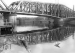 Die 1878 entstandene Eisenbahndrehbrücke über den Nordseekanal an der Bahnstrecke Amsterdam - Den Helder Niewediep im nordholländischen (Zaanstad-)Zaandam. Sie verbindet die Städte Den Helder, Alkmaar, Uitgeest und Zaanstad mit Amsterdam. Damit größere Schiffe den Kanal passieren konnten, wurde die Brücke zwischen 1903 und 1907 verlängert und erhöht. Im Jahr 1983 wurde die Brücke zu Gunsten eines neuen dreigleisigen Eisenbahntunnels ("Hemtunnel") abgerissen.  (1898) <i>Foto: RVM-Archiv</i>