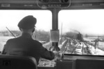 Blick aus dem Führerstand 1 des VT 95 9374 während einer Zugkreuzung auf der eingleisigen Strecke Lüneburg - Lauenburg mit der vor einem Güterzug wartenden 50 1342. (07.02.1956) <i>Foto: Walter Hollnagel</i>