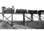 Brigadelok 207 (Henschel Nr. 7077/ Bj. 1905) mit Wasserwagen HFB 222 (neue Bauart) und 56 (alte Bauart) auf einer Brücke der Pritzwalker Übungsbahn. (1912) <i>Foto: RVM-Archiv</i>