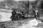 38 1018 verlässt den Schwarzkopftunnel bei Heigenbrücken im Spessart. Rechts wartet Schiebelok 96 011. (1928) <i>Foto: Rudolf Kreutzer</i>