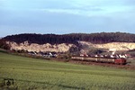 212 046 mit einem Nahverkehrszug nach Herzberg an den Kreidefelsen von Bad Sachsa. (14.05.1976) <i>Foto: Peter Schiffer</i>