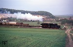 051 482 (50 1482) vor Dg 45874 bei Bad Sachsa. Der Ort Neuhof im Hintergrund gehörte bereits zur DDR. (14.05.1976) <i>Foto: Peter Schiffer</i>