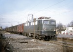 E 40 027 passiert den Bahnübergang Lamboystraße am Bahnhof Hanau-Nord. (06.02.1966) <i>Foto: Mike Harper</i>