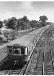 S-Bahnzug am Haltepunkt Betriebsbahnhof Berlin-Schöneweide. Der S-Bahnzug hat bereits die abgedunkelten Frontlampen. Es fehlen aber noch die Bügel, die auf den nachts unbeleuchteten Bahnsteigen vor dem Sturz zwischen die Wagen schützen sollten. (1942) <i>Foto: RVM (Ittenbach)</i>
