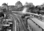 Blick aus der Blockstelle "Busch" in Höhe der Berliner Museumsinsel auf eine pr. S 10 auf der Fernbahn und einer parallel fahrenden S-Bahn zwischen Hackescher Markt und Friedrichstraße. (1942) <i>Foto: RVM (Ittenbach)</i>