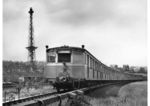 Ein S-Bahnzug am Messegelände zwischen Kantstraße und Westkreuz vor dem markanten Funkturm. (1942) <i>Foto: RVM (Ittenbach)</i>