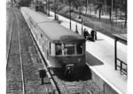 Ein S-Bahnzug nach Grünau in der Station "Betriebsbahnhof Berlin-Schöneweide". Der S-Bahnzug hat bereits die abgedunkelten Frontlampen. Es fehlen aber noch die Bügel, die auf den nachts unbeleuchteten Bahnsteigen vor dem Sturz zwischen die Wagen schützen sollten. (1942) <i>Foto: RVM (Ittenbach)</i>