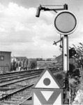 Zugbeeinflussungseinrichtungen sind Systeme, die die Fahrt von Zügen in Abhängigkeit von der zulässigen Geschwindigkeit kontrollieren. Ist die Fahrt nicht zugelassen oder fährt ein Zug zu schnell, so wird er durch eine Zugbeeinflussung selbsttätig gebremst. Bereits in den 1920er Jahren erprobte die Deutsche Reichsbahn mehrere Zugsicherungssysteme. Die sog. optische Zugsicherung (OPSI) erwies sich heirbei als wenig praktikabel, weil bei Verschmutzung der Optiken kein sicheres Anhalten garantiert werden konnte. Ein Überbleibsel der OPSI fand der RVM-Fotograf an diesem Vorsignal nahe des Stellwerks "Pks" in Berlin-Pankow. (1943) <i>Foto: RVM (Ittenbach)</i>