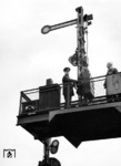 Wartungsarbeiten an einer Signalbrücke der Blockstelle "Busch" auf der Berliner Stadtbahn. (1942) <i>Foto: RVM (Ittenbach)</i>