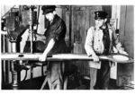 Bohren der Befestigungslöcher in einen Signalflügel. (1942) <i>Foto: RVM (Ittenbach)</i>