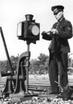 Weichenschlosser an einer Handweiche in der RBD Breslau. (1943) <i>Foto: RVM (Berkowski)</i>