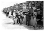 Zollkontrolle mit Gewichtsüberprüfung an einer Gleiswage in einem deutsch-französischen Grenzbahnhof. (1930) <i>Foto: RVM</i>