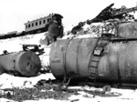 Insbesondere ab 1943 verschärften Partisanen in Rußland ihre Angriffe auf Eisenbahnlinien hinter der Front. Dadurch konnte die sowjetische Luftwaffe eingreifen, in dem sie Zugstauräume vor Sprengstellen bombardierte. So in Orscha am 4.5.1943, wo 300 Wagen mit Rüstungsmaterial ausbrannten. Im April 1943 gab es 626 Anschläge auf Schienenwege, besonders auf der Strecke Minsk- Gomel. Für die Wiederherstellung der Besedbrücke brauchten deutsche Pioniere 12 Tage.Im Mai 1943 zählte die HG Mitte 765 Anschläge. Allein zwischen Gomel und Shlobin beschädigten Partisanen bei 69 Sprengungen 35 Lokomotiven und 106 Waggons. Im Juni 1943 gab es 841 Anschläge, bei denen 298 Lokomotiven, 1222 Wagen und 44 Brücken unbrauchbar gemacht wurden. (1943) <i>Foto: RVM (Steiner)</i>