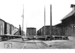 Aufwendig konstruierte Überladebrücken sorgten für eine reibungslose Ümladung von der Güterhalle in die bereitgestellten Wagen. (1930) <i>Foto: RVM</i>