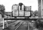 Verladebrücken dienten dem direkten Umschlag von der Straße auf die Schiene, hioer bei einem für den Fotografen inszenierten Belastungstest mit einem Rollcontainer. (1932) <i>Foto: RVM</i>