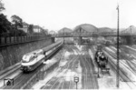 61 001 verlässt mit dem Henschel-Wegmannzug (D 57) nach Berlin den Dresdner Hauptbahnhof. Rechts wartet 19 017. (1936) <i>Foto: DLA Darmstadt</i>