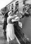 Truppenbetreuung durch DRK-Schwestern an einem für die Wehrmacht reservierten DmW-Zug (Schnellzug mit Wehrmachtsteil) Aachen - Ruhrgebiet - Hannover - Berlin. (1941) <i>Foto: RVM</i>