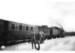Ein Truppentransportzug nach Osten - gebildet aus requirierten französischen 3 Klasse Wagen - kurz vor der Abfahrt im Königsberger Südbahnhof. (1942) <i>Foto: RVM</i>