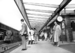 Um Punkt 17 Uhr erreicht 03 164 (Bw Wiesbaden)vor dem F 24 „Schwabenpfeil“ (Dortmund – Stuttgart) den Essener Hauptbahnhof. Anstelle der kriegszerstörten Bahnsteighallewerden auf den Bahnsteigen die endgültigen Überdachungen installiert. (1954) <i>Foto: Willi Marotz</i>