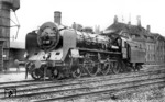 17 203, aufgenommen vermutlich im Bw Leipzig Hbf West. Die Lok besaß ursprünglich Gleichstromzylinder der Bauart Stumpff und einen äußeren Mittelachsantrieb. Bei der Reichsbahn wurden dann Normalzylinder eingebaut, der Zweiachsantrieb jedoch beibehalten. (1934) <i>Foto: Werner Hubert</i>