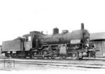 37 162 im Bw Brandenburg. Die 1913 bei LHB gebaute pr. P 6 war zunächst als Lok 4 der Königlich-Preußischen Militär-Eisenbahn im Einsatz. (1932) <i>Foto: Hermann Maey</i>