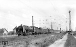 39 090 durchfährt vor D 90 den Bahnhof München-Allach. (1950) <i>Foto: Dr. Scheingraber</i>