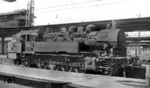 Die Offenbacher 93 1186 wartet im Frankfurter Hbf auf den nächsten Einsatz. (1958) <i>Foto: Ron Amberger</i>