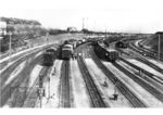 In Chemnitz-Hilbersdorf befand sich ab 1896 der der größte Rangierbahnhof Deutschlands. Außergewöhnlich war auch der Einsatz der Rangiertechnik: Anstatt mit Lokomotiven wurden die Güterwagen mittels einer Seilzuganlage bewegt, die zwischen den Gleisen gut zu erkennen ist. (18.03.1930) <i>Foto: RVM (Mäde)</i>