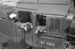 Im Bauzugdienst auf der Kaiser-Wilhelm-Kanalbrücke (1948 in Nord-Ostsee-Kanal umbenannt) macht sich die beim Bw Itzehoe stationierte 57 1953 nützlich. Offenkundig war dabei genug Zeit einen üppigen Blumenstrauß, der auf dem Tender Platz gefunden hat, für eine Angetraute der beiden Herren zu pflücken. (1935) <i>Foto: Walter Hollnagel</i>