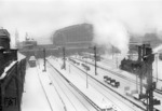 Winterliches Schneetreiben am Hamburger Hauptbahnhof. Rechts rangiert eine pr. T 18 (Baureihe 78). (26.02.1958) <i>Foto: Walter Hollnagel</i>