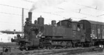 Eine ehemalige bayr. GtL 4/4 (Baureihe 98.8) im Einsatz bei der Kahlgrundbahn im Bahnhof Kahl am Main. (18.05.1957) <i>Foto: Joseph P. Saitta</i>